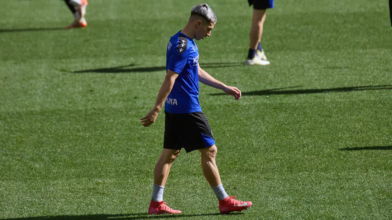 Bryan Zaragoza durante el entrenamiento de Osasuna en El Sadar ante más de 5.500 niños de toda Navarra como público. IÑIGO ALZUGARAY