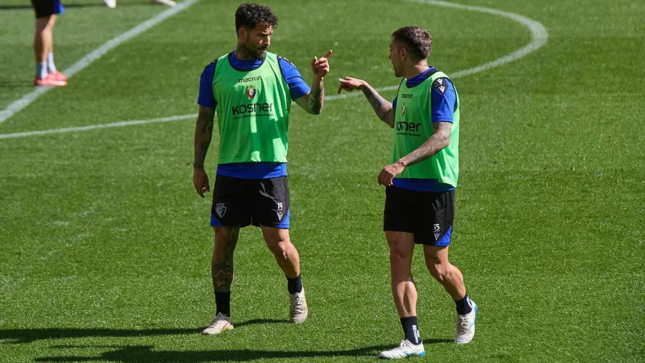 Rubén García y Rubén Peña durante el entrenamiento de Osasuna en El Sadar ante más de 5.500 niños de toda Navarra como público. IÑIGO ALZUGARAY