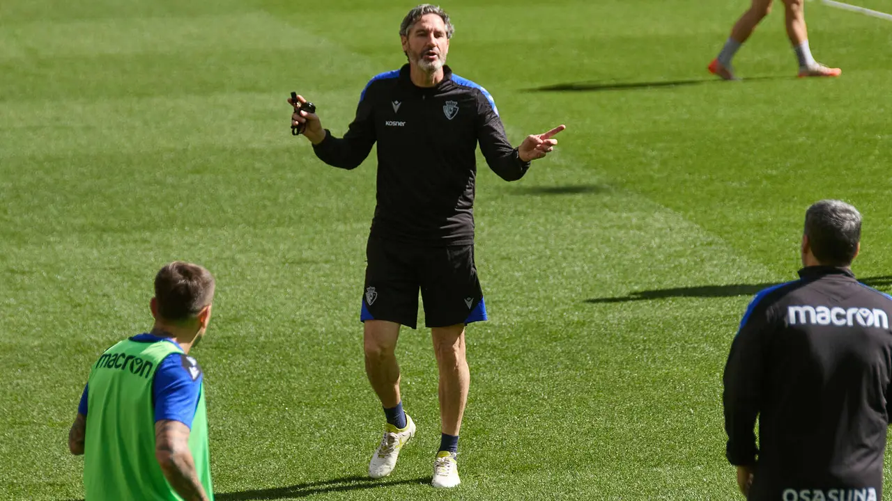 Vicente Moreno (entrenador CA Osasuna) durante el entrenamiento de Osasuna en El Sadar ante más de 5.500 niños de toda Navarra como público. IÑIGO ALZUGARAY