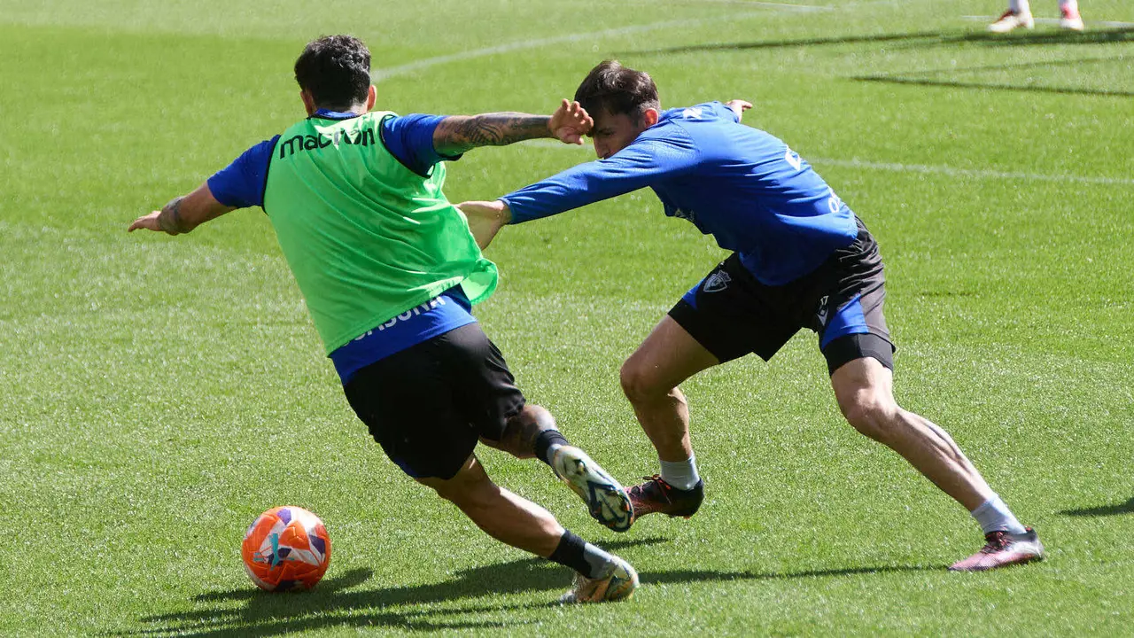 Rubén García y Ante Budimir durante el entrenamiento de Osasuna en El Sadar ante más de 5.500 niños de toda Navarra como público. IÑIGO ALZUGARAY