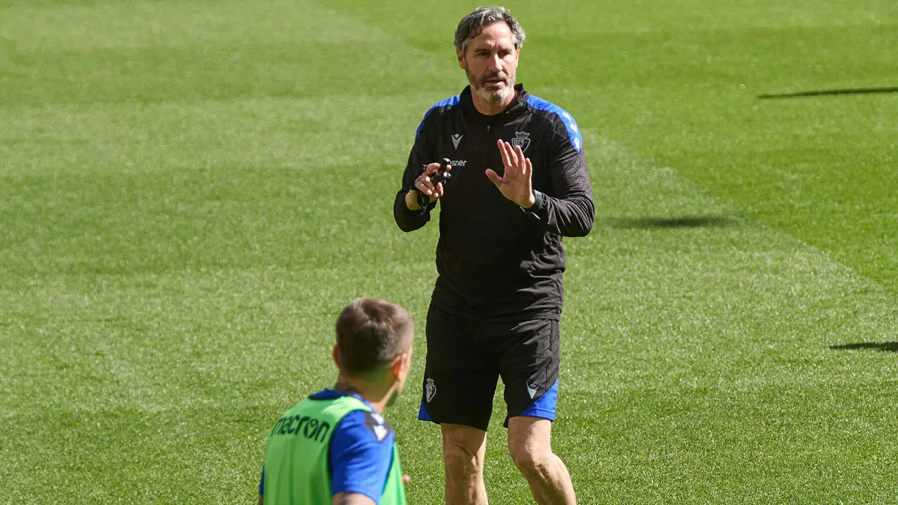 Vicente Moreno (entrenador CA Osasuna) durante el entrenamiento de Osasuna en El Sadar ante más de 5.500 niños de toda Navarra como público. IÑIGO ALZUGARAY
