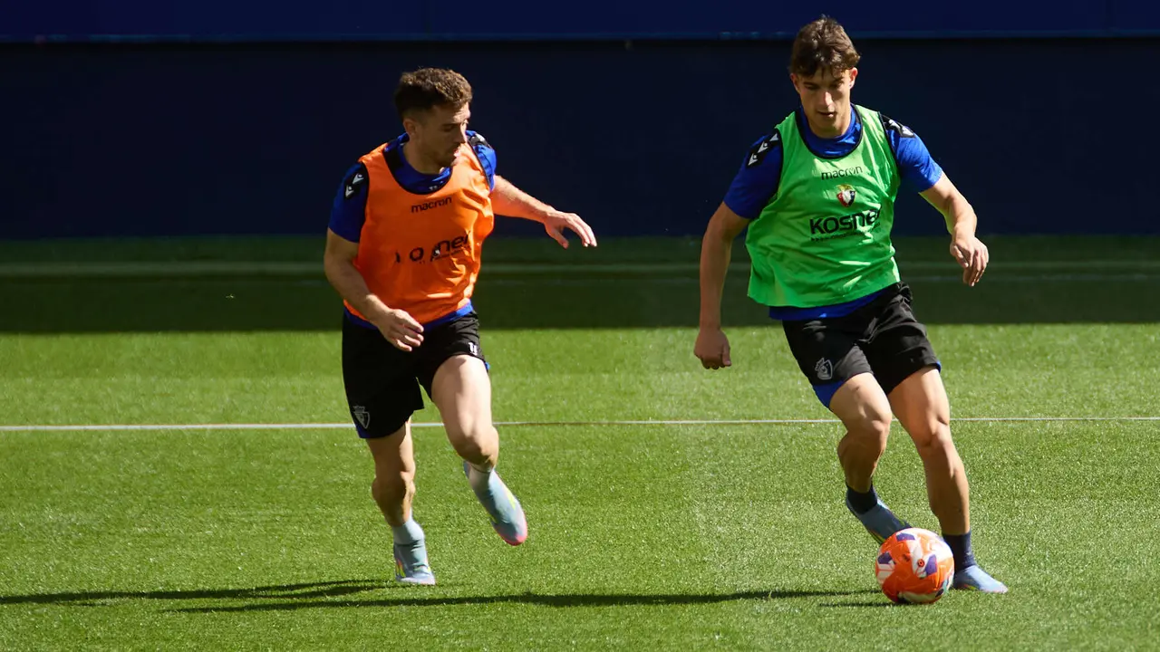 Kike Barja y Carlos Lumbreras durante el entrenamiento de Osasuna en El Sadar ante más de 5.500 niños de toda Navarra como público. IÑIGO ALZUGARAY