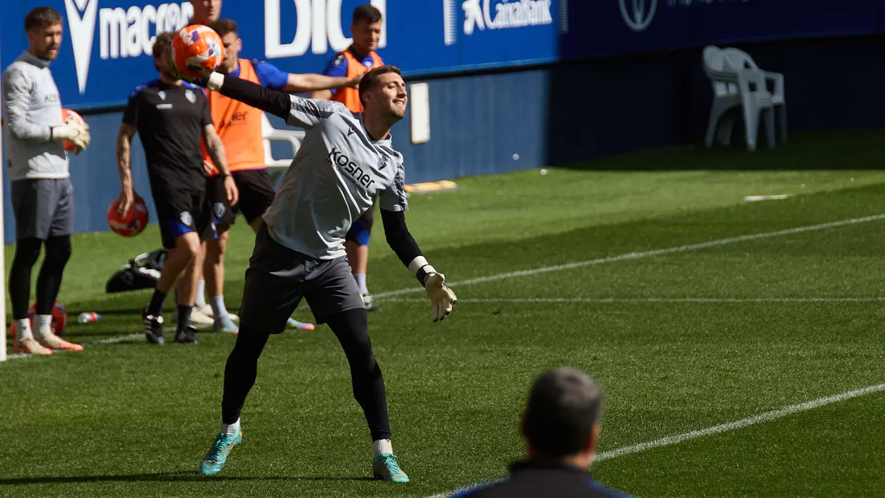 P Valencia durante el entrenamiento de Osasuna en El Sadar ante más de 5.500 niños de toda Navarra como público. IÑIGO ALZUGARAY