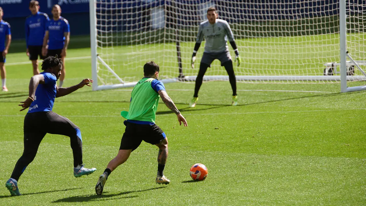 Enzo Boyomo, Rubén García y Sergio Herrera durante el entrenamiento de Osasuna en El Sadar ante más de 5.500 niños de toda Navarra como público. IÑIGO ALZUGARAY