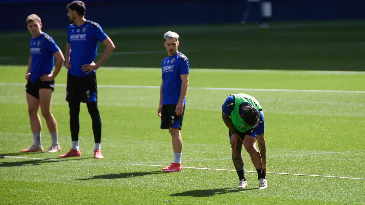 Pablo Ibáñez, Alejandro Catena, Bryan Zaragoza y Rubén García durante el entrenamiento de Osasuna en El Sadar ante más de 5.500 niños de toda Navarra como público. IÑIGO ALZUGARAY