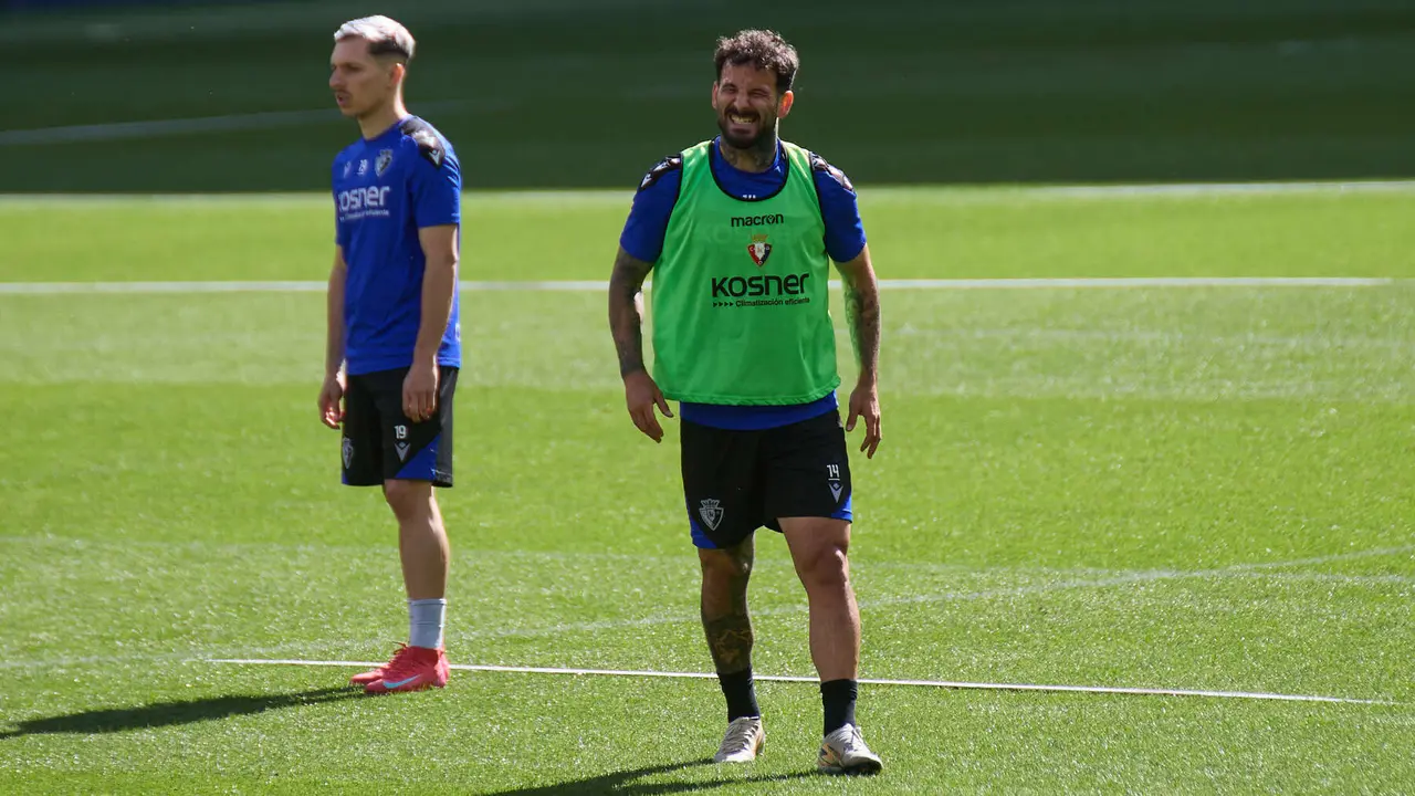 Bryan Zaragoza y Rubén García durante el entrenamiento de Osasuna en El Sadar ante más de 5.500 niños de toda Navarra como público. IÑIGO ALZUGARAY