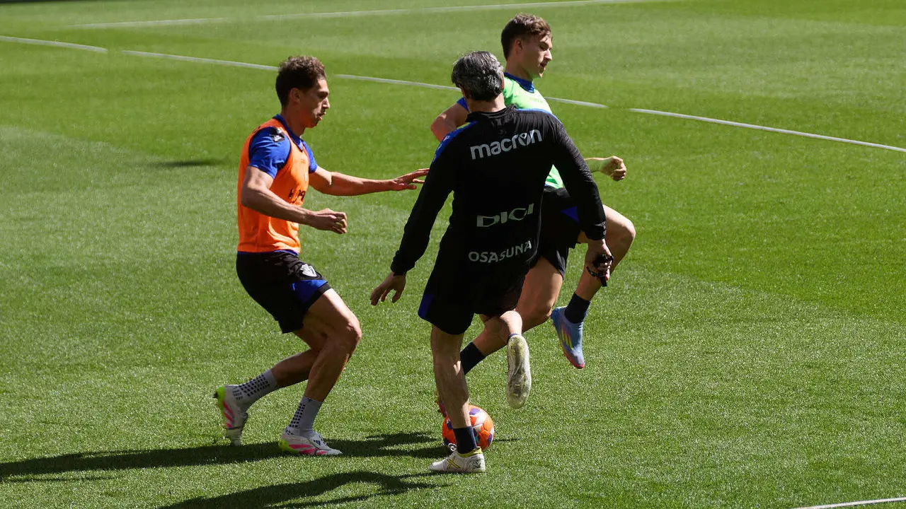 Lucas Torró, Vicente Moreno (entrenador CA Osasuna) y Carlos Lumbreras durante el entrenamiento de Osasuna en El Sadar ante más de 5.500 niños de toda Navarra como público. IÑIGO ALZUGARAY