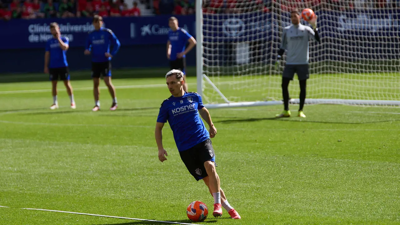 Bryan Zaragoza durante el entrenamiento de Osasuna en El Sadar ante más de 5.500 niños de toda Navarra como público. IÑIGO ALZUGARAY