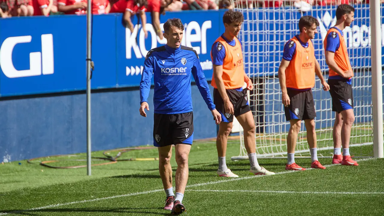Ante Budimir, Lucas Torró, Aimar Oroz y Raúl García durante el entrenamiento de Osasuna en El Sadar ante más de 5.500 niños de toda Navarra como público. IÑIGO ALZUGARAY