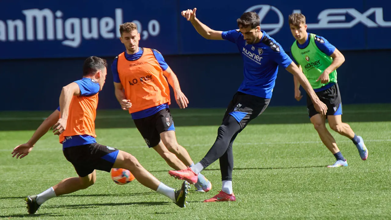 Unai García, Kike Barja, Alejandro Catena y Carlos Lumbreras durante el entrenamiento de Osasuna en El Sadar ante más de 5.500 niños de toda Navarra como público. IÑIGO ALZUGARAY