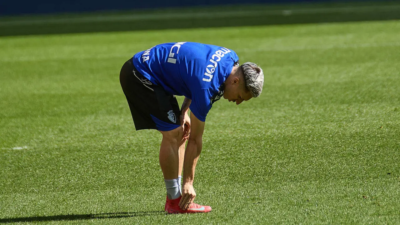 Bryan Zaragoza durante el entrenamiento de Osasuna en El Sadar ante más de 5.500 niños de toda Navarra como público. IÑIGO ALZUGARAY