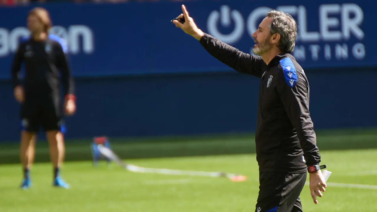 Vicente Moreno (entrenador CA Osasuna) durante el entrenamiento de Osasuna en El Sadar ante más de 5.500 niños de toda Navarra como público. IÑIGO ALZUGARAY