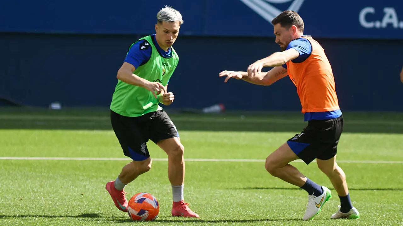 Bryan Zaragoza y Moi Gómez durante el entrenamiento de Osasuna en El Sadar ante más de 5.500 niños de toda Navarra como público. IÑIGO ALZUGARAY
