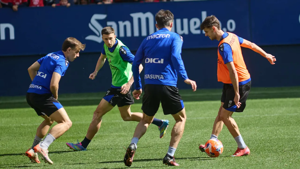 Pablo Ibáñez, Abel Bretones, Ante Budimir y Aimar Oroz durante el entrenamiento de Osasuna en El Sadar ante más de 5.500 niños de toda Navarra como público. IÑIGO ALZUGARAY