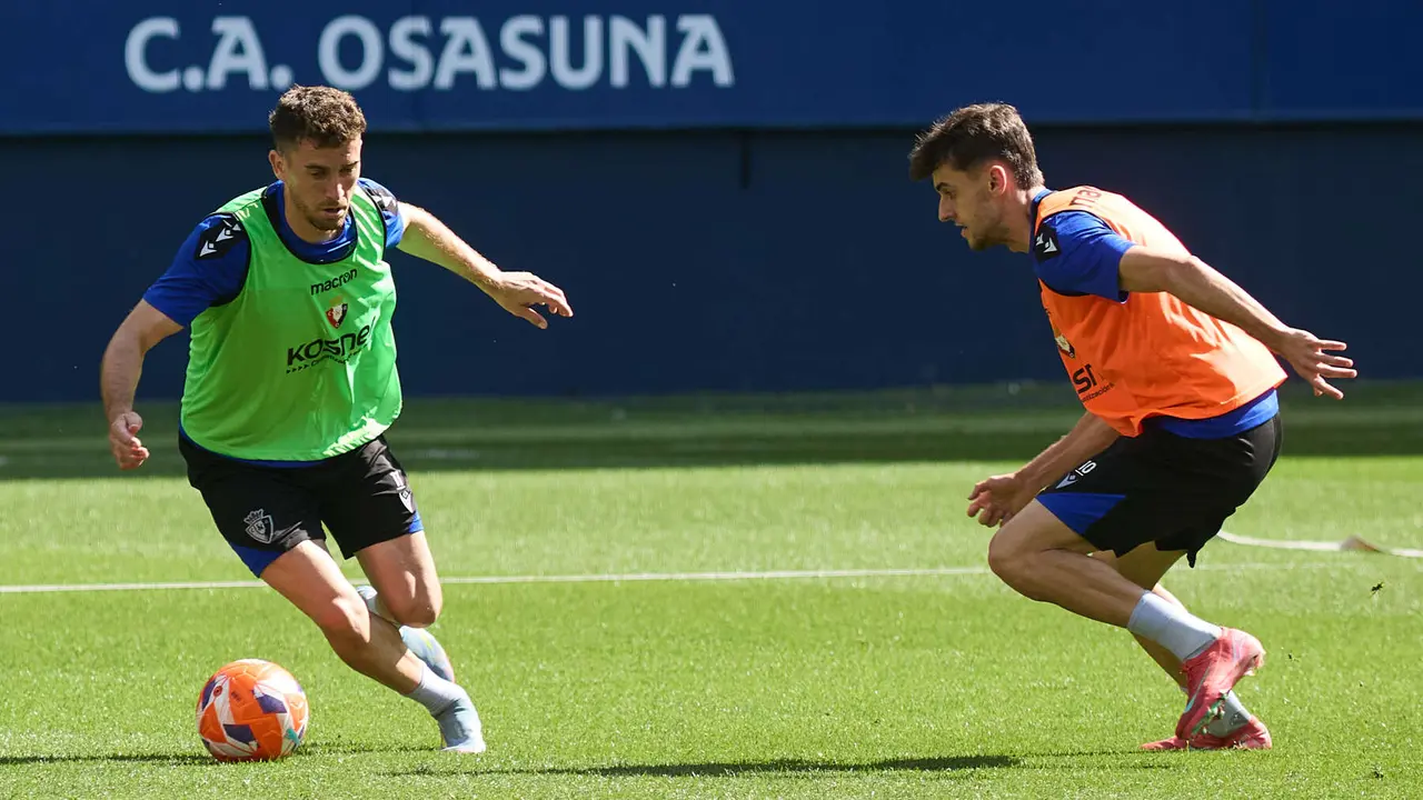 Kike Barja y Aimar Oroz durante el entrenamiento de Osasuna en El Sadar ante más de 5.500 niños de toda Navarra como público. IÑIGO ALZUGARAY