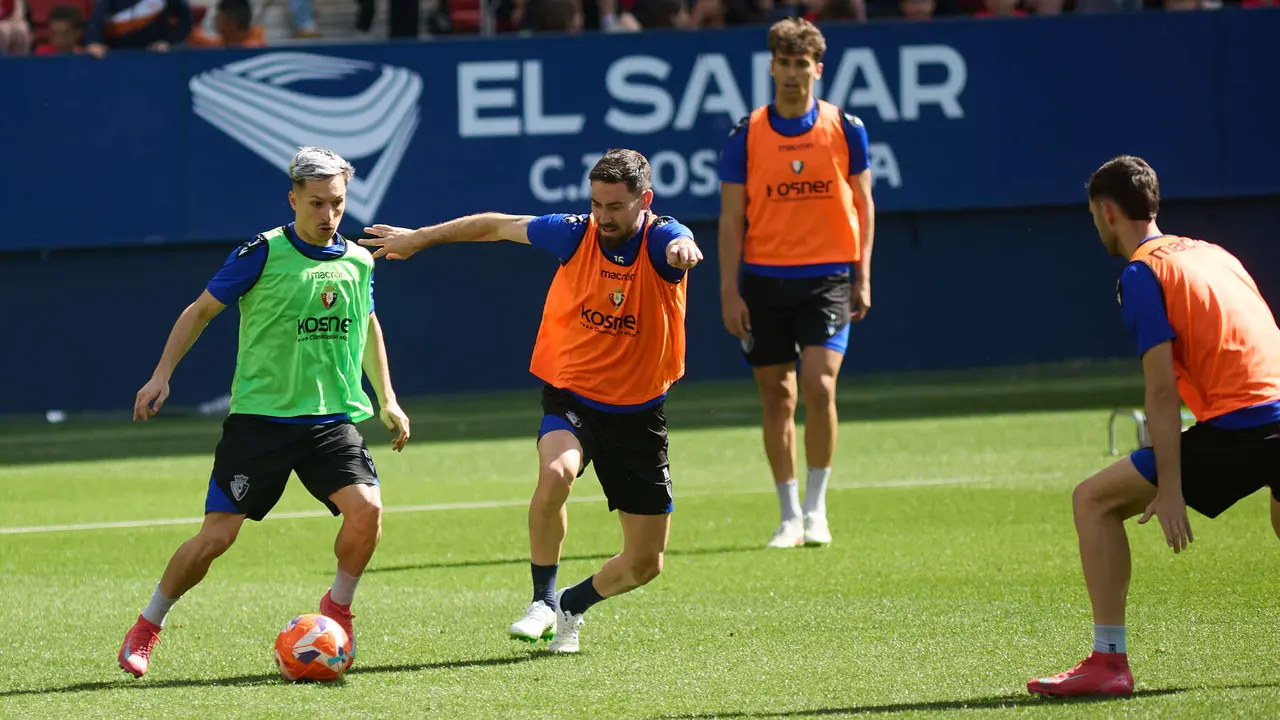 Bryan Zaragoza, Moi Gómez, Lucas Torró y Raúl García durante el entrenamiento de Osasuna en El Sadar ante más de 5.500 niños de toda Navarra como público. IÑIGO ALZUGARAY