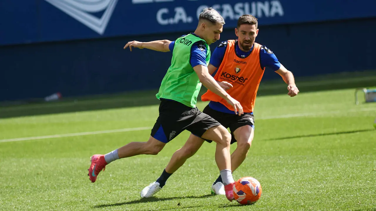 Bryan Zaragoza y Moi Gómez durante el entrenamiento de Osasuna en El Sadar ante más de 5.500 niños de toda Navarra como público. IÑIGO ALZUGARAY