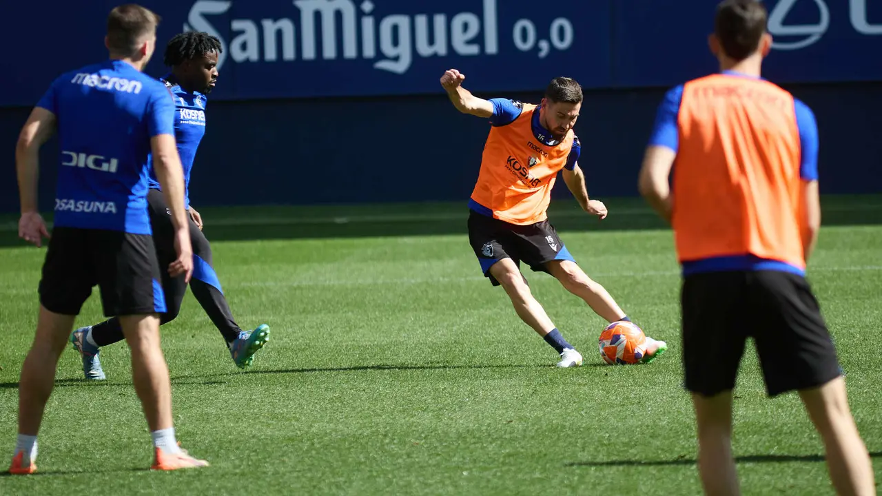 Jesús Areso, Enzo Boyomo, Moi Gómez y Raúl García durante el entrenamiento de Osasuna en El Sadar ante más de 5.500 niños de toda Navarra como público. IÑIGO ALZUGARAY