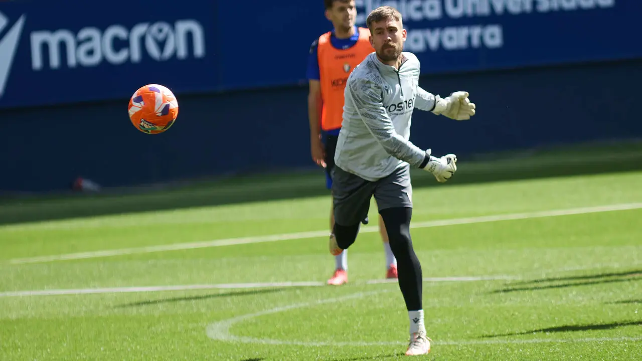 Aitor Fernández durante el entrenamiento de Osasuna en El Sadar ante más de 5.500 niños de toda Navarra como público. IÑIGO ALZUGARAY