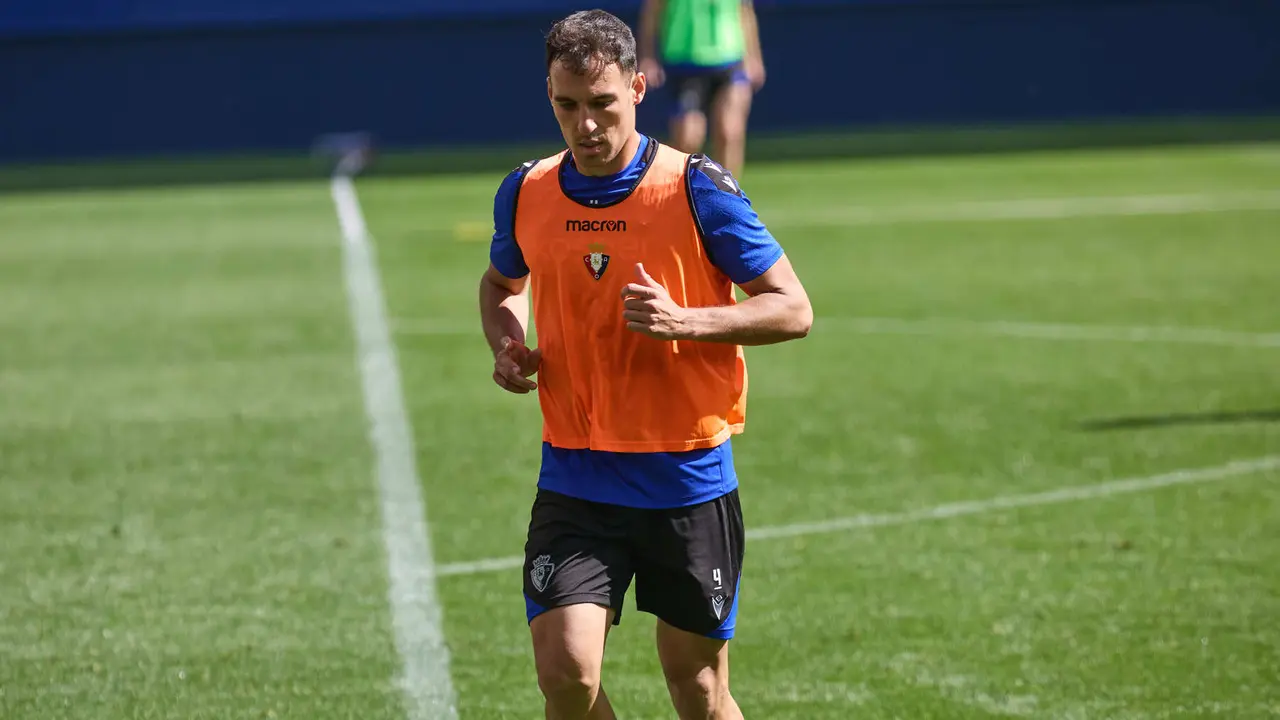 Unai García durante el entrenamiento de Osasuna en El Sadar ante más de 5.500 niños de toda Navarra como público. IÑIGO ALZUGARAY