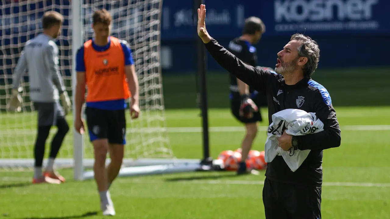 Vicente Moreno (entrenador CA Osasuna) durante el entrenamiento de Osasuna en El Sadar ante más de 5.500 niños de toda Navarra como público. IÑIGO ALZUGARAY