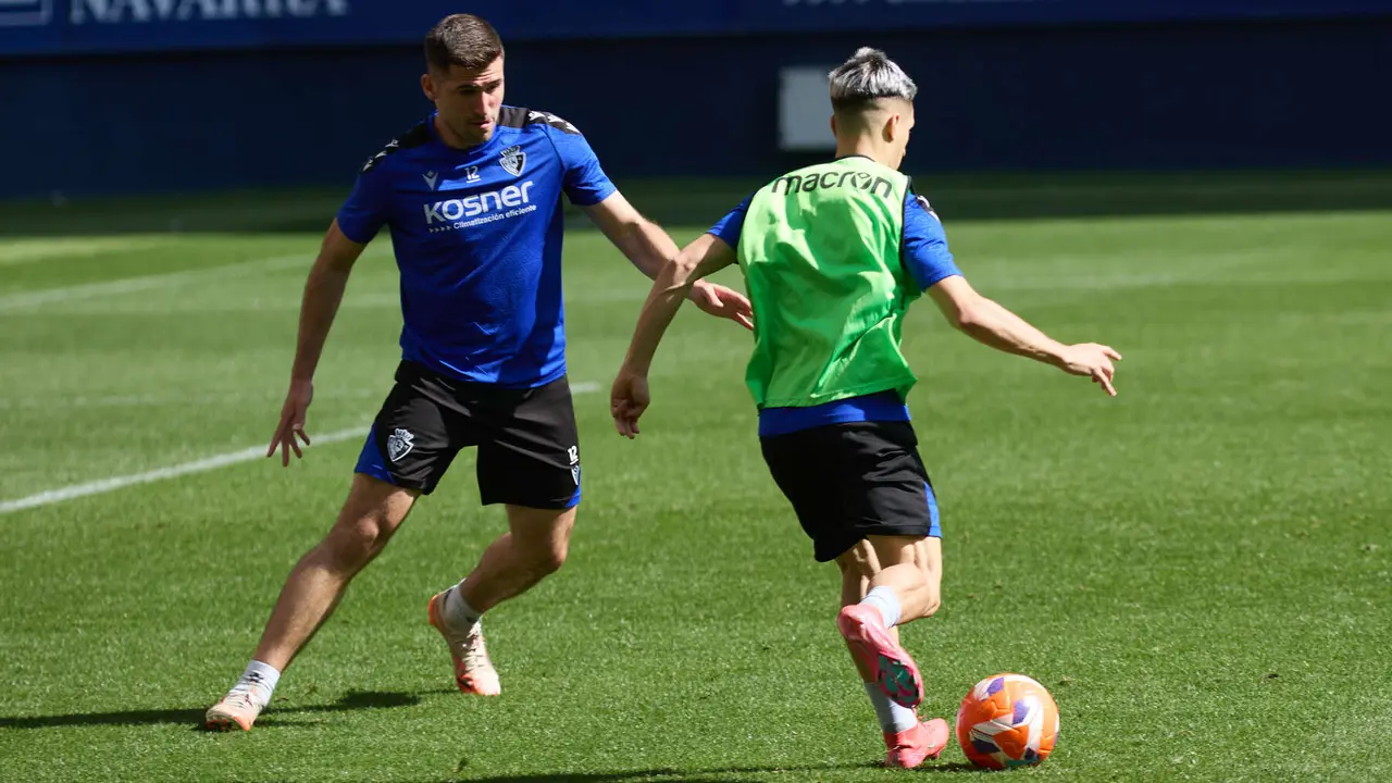 Jesús Areso y Bryan Zaragoza durante el entrenamiento de Osasuna en El Sadar ante más de 5.500 niños de toda Navarra como público. IÑIGO ALZUGARAY