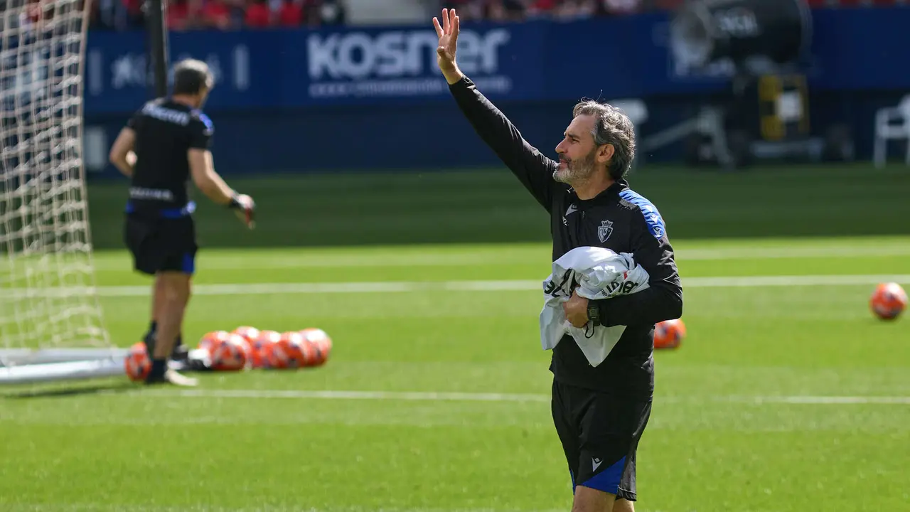 Vicente Moreno (entrenador CA Osasuna) durante el entrenamiento de Osasuna en El Sadar ante más de 5.500 niños de toda Navarra como público. IÑIGO ALZUGARAY