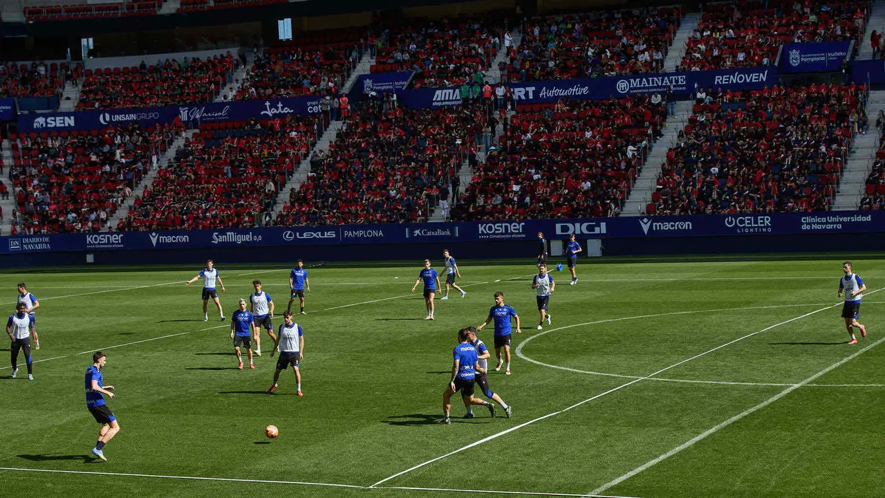 Entrenamiento de Osasuna en El Sadar ante más de 5.500 niños de Navarra como público dentro de la actividad Aula Rojilla. IÑIGO ALZUGARAY
