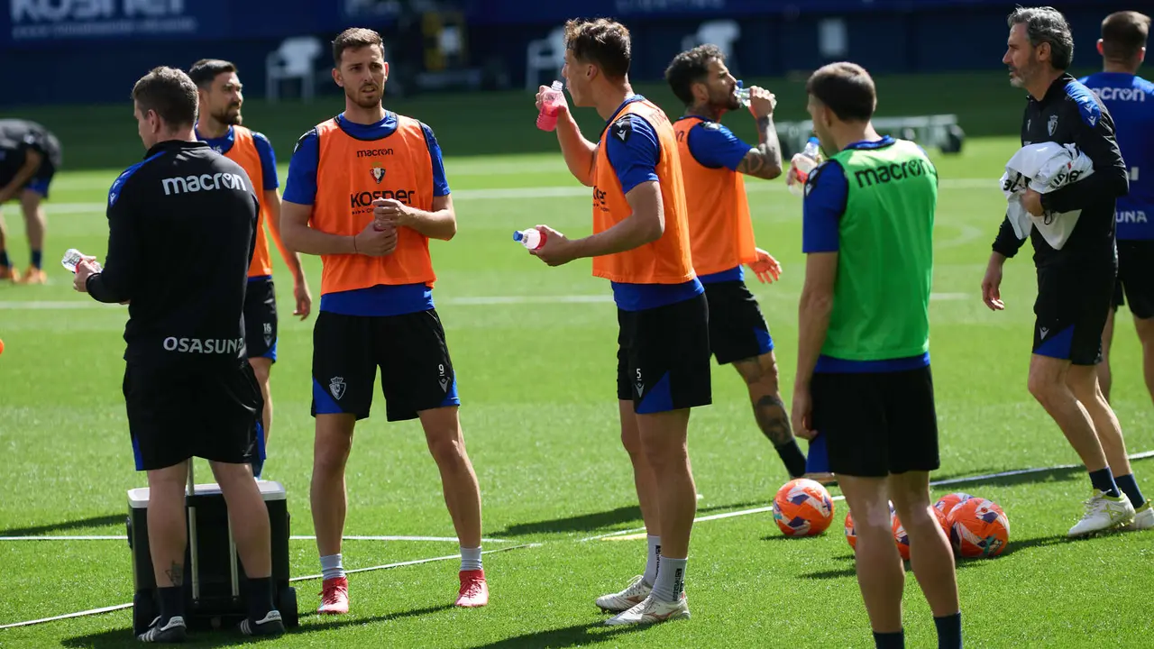 Entrenamiento de Osasuna en El Sadar ante más de 5.500 niños de Navarra como público dentro de la actividad Aula Rojilla. IÑIGO ALZUGARAY