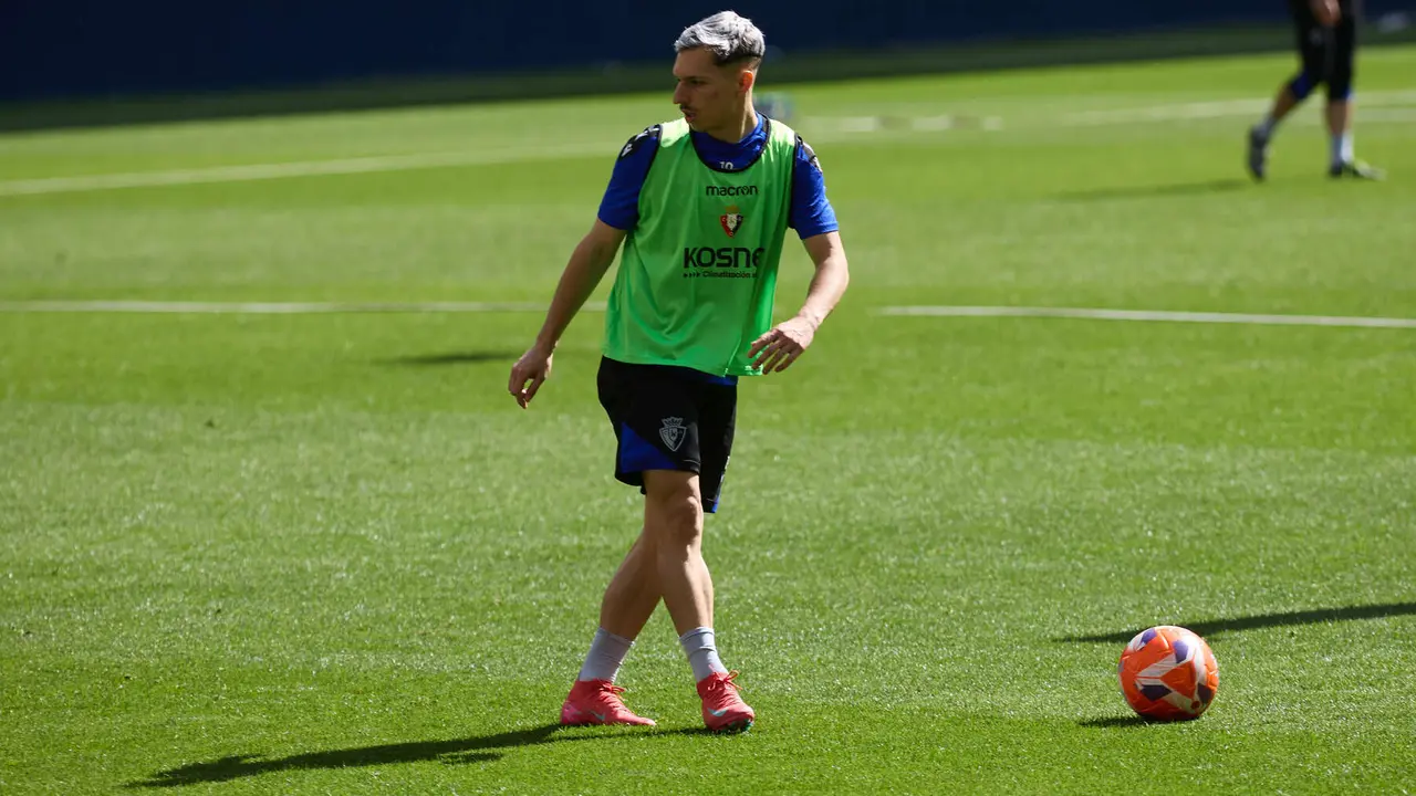 Bryan Zaragoza durante el entrenamiento de Osasuna en El Sadar ante más de 5.500 niños de toda Navarra como público. IÑIGO ALZUGARAY