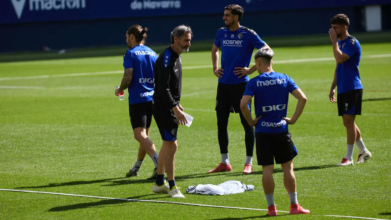 Juan Cruz, Vicente Moreno (entrenador CA Osasuna), Alejandro Catena, Bryan Zaragoza y Iker Muñoz durante el entrenamiento de Osasuna en El Sadar ante más de 5.500 niños de toda Navarra como público. IÑIGO ALZUGARAY