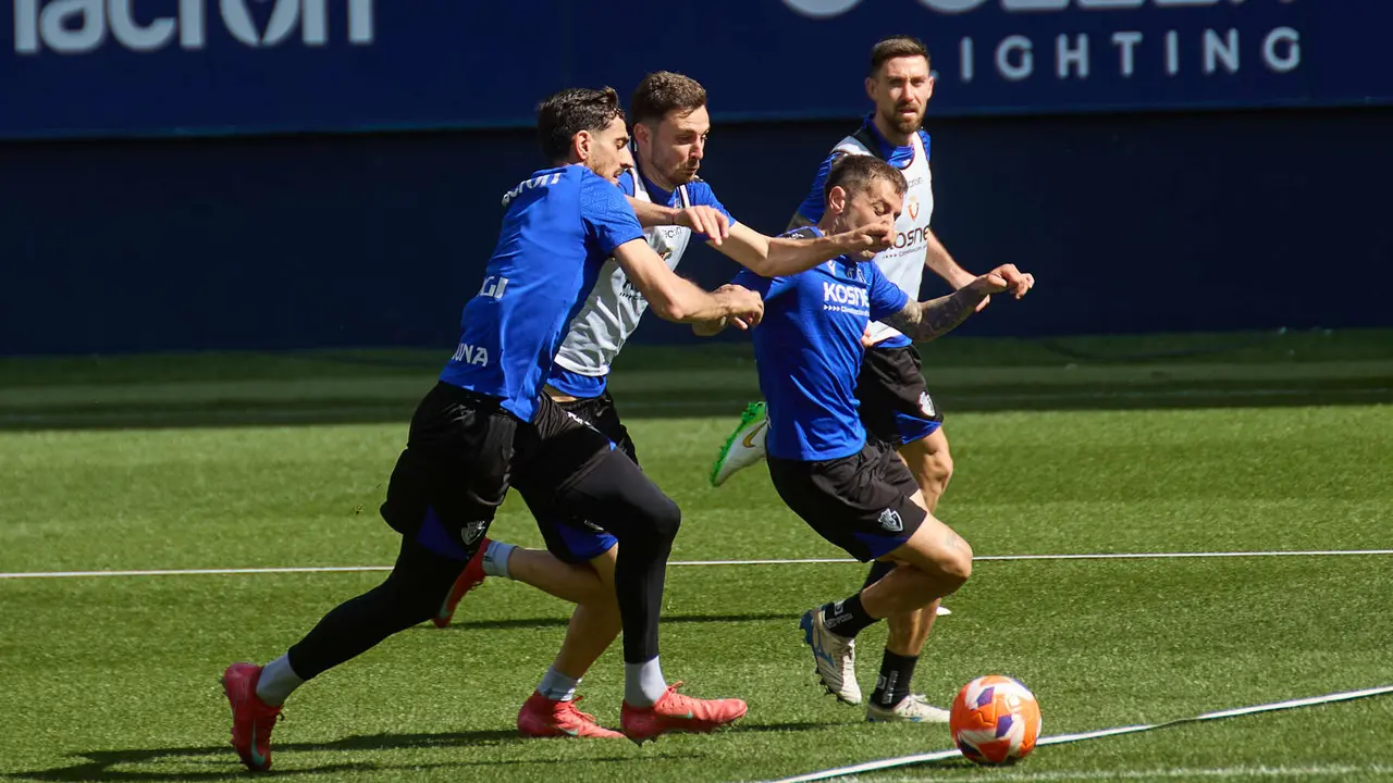 Alejandro Catena, Raúl García, Rubén Peña y Moi Gómez durante el entrenamiento de Osasuna en El Sadar ante más de 5.500 niños de toda Navarra como público. IÑIGO ALZUGARAY