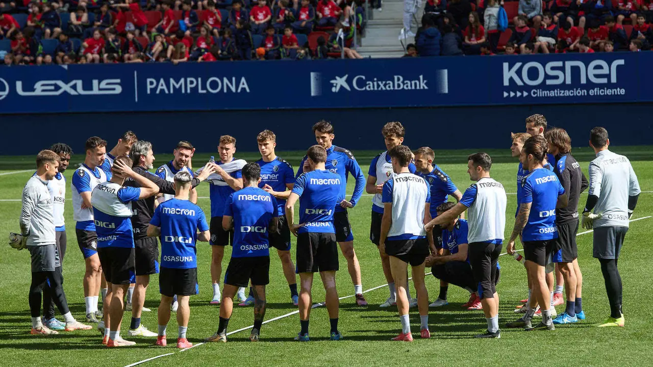 Entrenamiento de Osasuna en El Sadar ante más de 5.500 niños de Navarra como público dentro de la actividad Aula Rojilla. IÑIGO ALZUGARAY