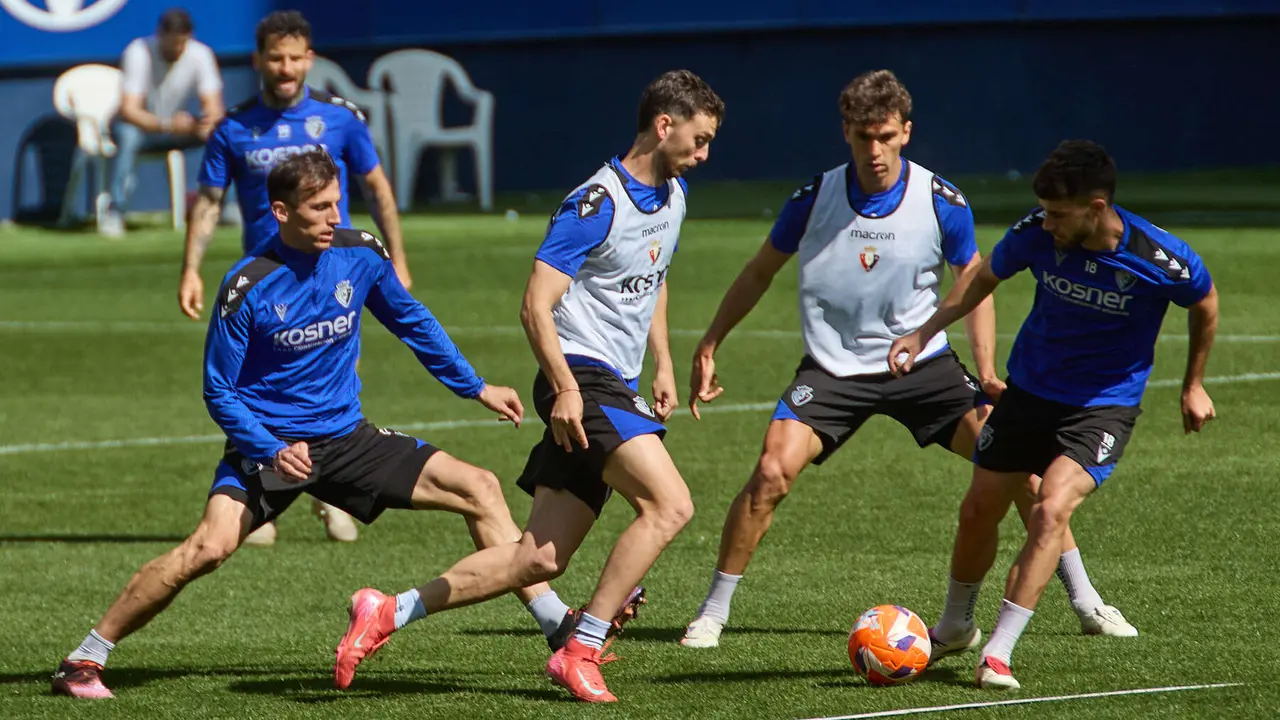 Rubén García, Ante Budimir, Raúl García, Lucas Torró y Iker Muñoz durante el entrenamiento de Osasuna en El Sadar ante más de 5.500 niños de toda Navarra como público. IÑIGO ALZUGARAY