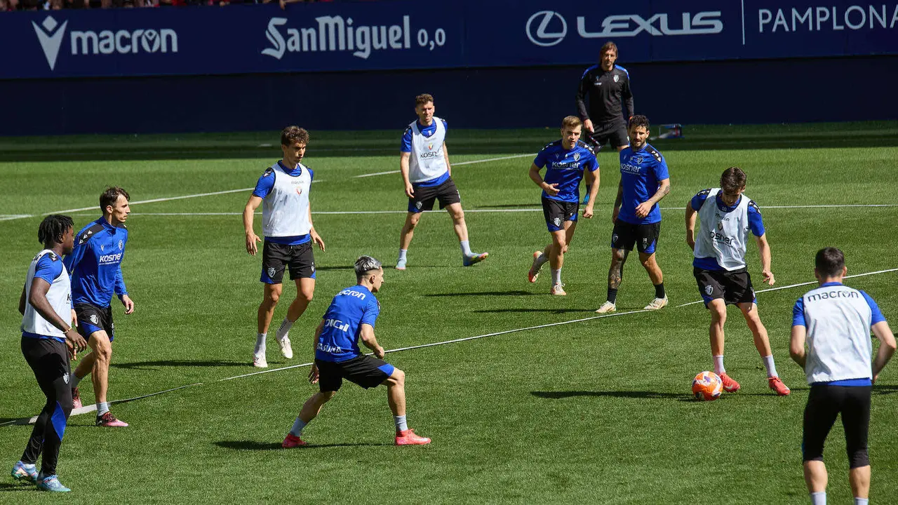 Entrenamiento de Osasuna en El Sadar ante más de 5.500 niños de Navarra como público dentro de la actividad Aula Rojilla. IÑIGO ALZUGARAY