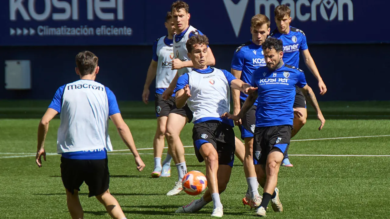 Aimar Oroz, Kike Barja, Jorge Herrando, Lucas Torró, Pablo Ibáñez, Rubén García y Carlos Lumbreras durante el entrenamiento de Osasuna en El Sadar ante más de 5.500 niños de toda Navarra como público. IÑIGO ALZUGARAY