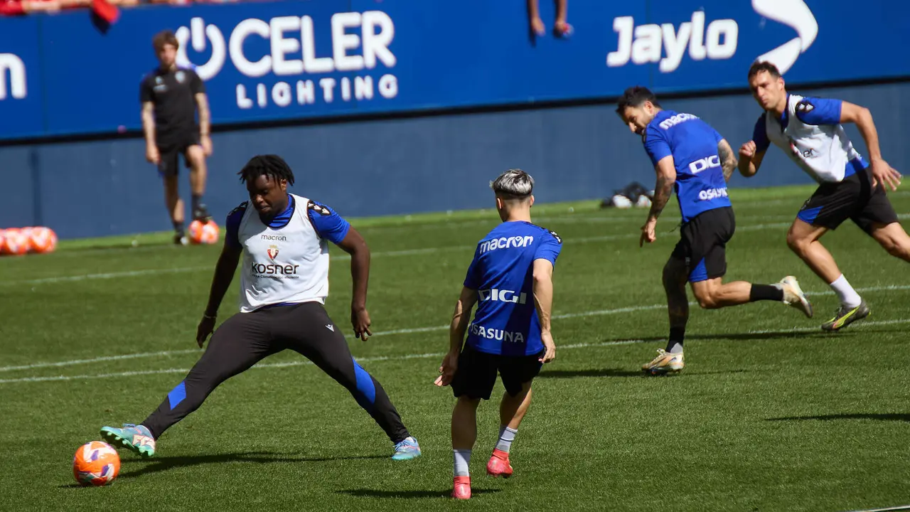 Enzo Boyomo, Bryan Zaragoza, Rubén García y Unai García durante el entrenamiento de Osasuna en El Sadar ante más de 5.500 niños de toda Navarra como público. IÑIGO ALZUGARAY