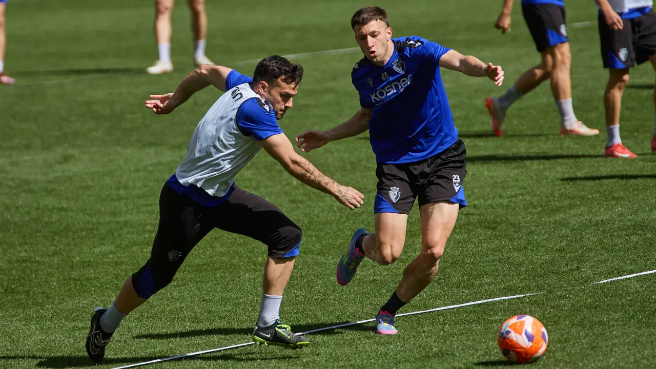 Rubén Peña y Abel Bretones durante el entrenamiento de Osasuna en El Sadar ante más de 5.500 niños de toda Navarra como público. IÑIGO ALZUGARAY