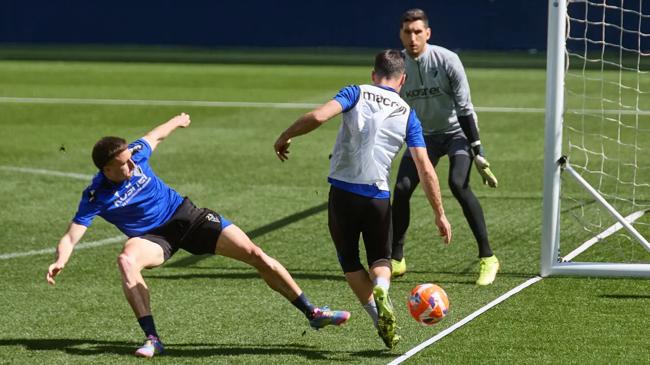 Abel Bretones, Rubén Peña y Sergio Herrera durante el entrenamiento de Osasuna en El Sadar ante más de 5.500 niños de toda Navarra como público. IÑIGO ALZUGARAY