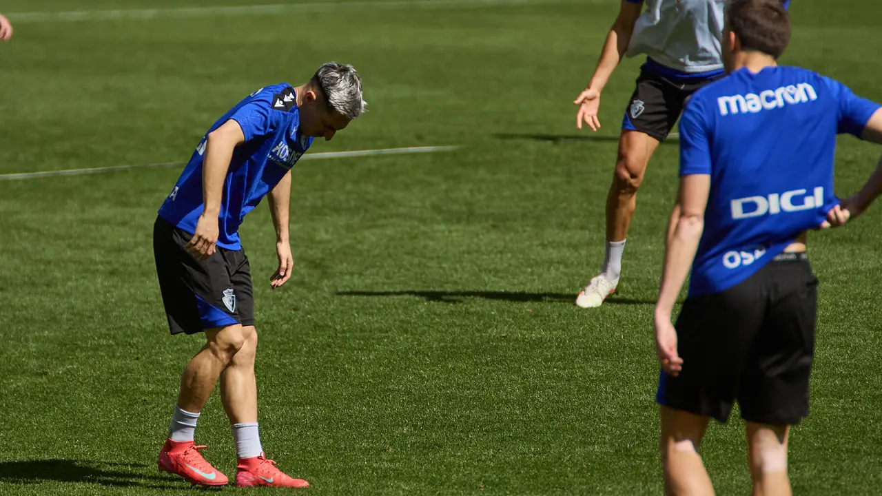 Bryan Zaragoza durante el entrenamiento de Osasuna en El Sadar ante más de 5.500 niños de toda Navarra como público. IÑIGO ALZUGARAY