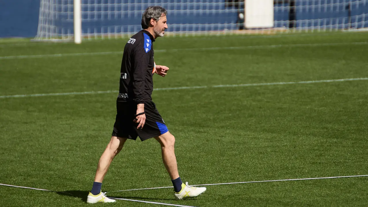 Vicente Moreno (entrenador CA Osasuna) durante el entrenamiento de Osasuna en El Sadar ante más de 5.500 niños de toda Navarra como público. IÑIGO ALZUGARAY