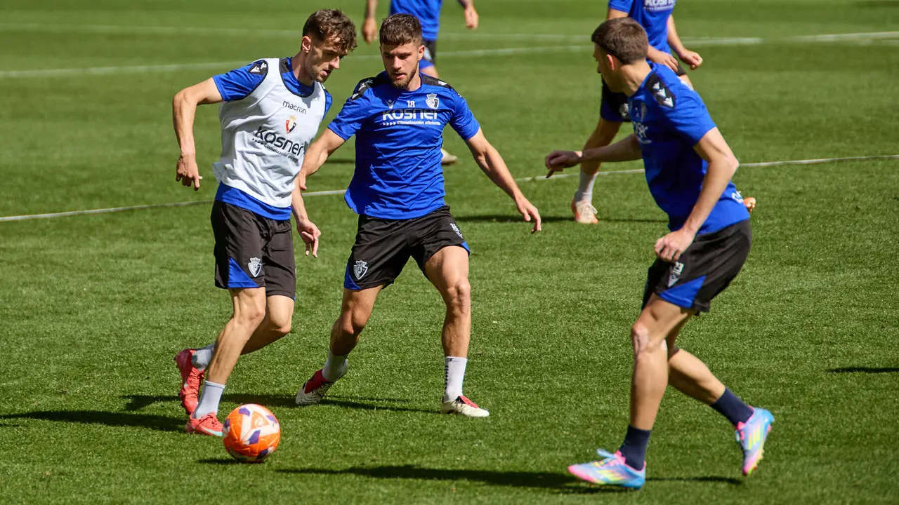 Aimar Oroz, Iker Muñoz y Abel Bretones durante el entrenamiento de Osasuna en El Sadar ante más de 5.500 niños de toda Navarra como público. IÑIGO ALZUGARAY
