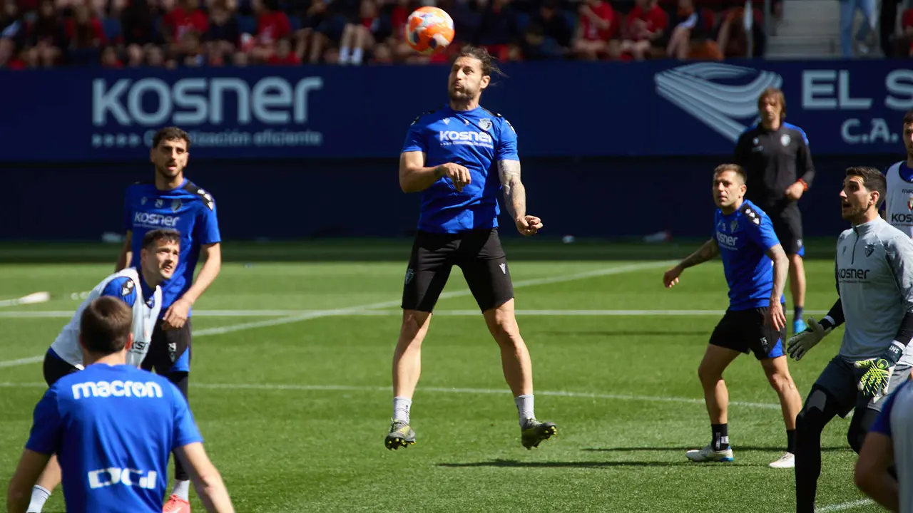 Juan Cruz durante el entrenamiento de Osasuna en El Sadar ante más de 5.500 niños de toda Navarra como público. IÑIGO ALZUGARAY