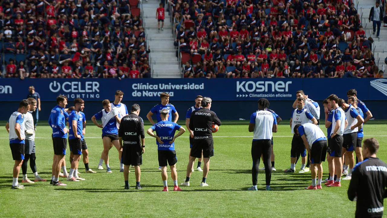 Entrenamiento de Osasuna en El Sadar ante más de 5.500 niños de Navarra como público dentro de la actividad Aula Rojilla. IÑIGO ALZUGARAY