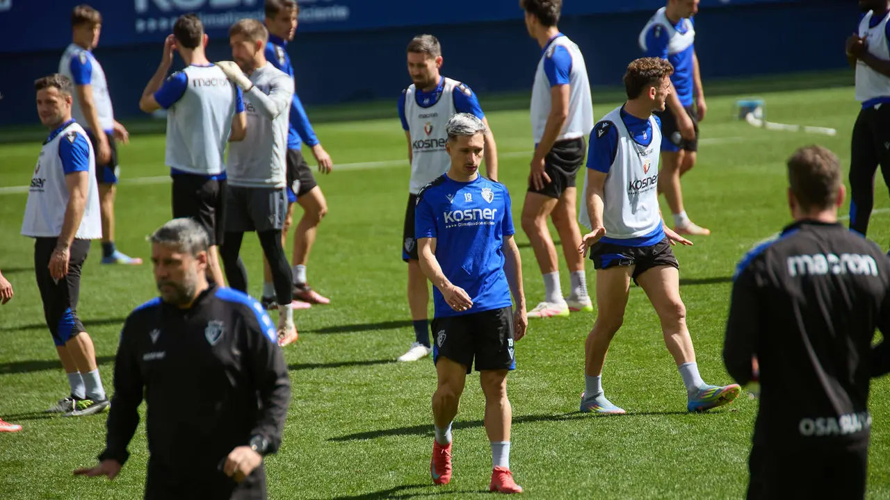 Bryan Zaragoza durante el entrenamiento de Osasuna en El Sadar ante más de 5.500 niños de toda Navarra como público. IÑIGO ALZUGARAY