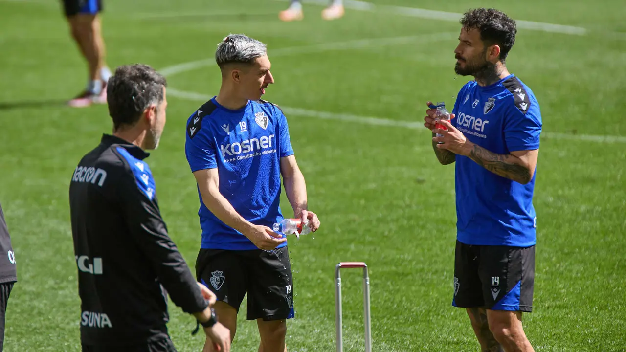 Bryan Zaragoza y Rubén García durante el entrenamiento de Osasuna en El Sadar ante más de 5.500 niños de toda Navarra como público. IÑIGO ALZUGARAY