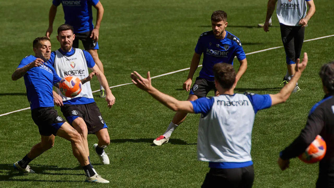 Rubén Peña, Moi Gómez, Iker Muñoz y Lucas Torró durante el entrenamiento de Osasuna en El Sadar ante más de 5.500 niños de toda Navarra como público. IÑIGO ALZUGARAY