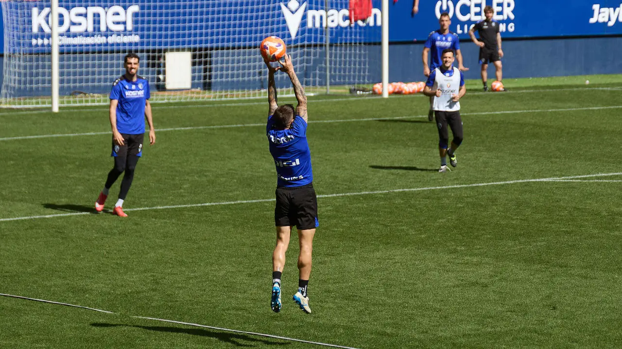 Rubén Peña durante el entrenamiento de Osasuna en El Sadar ante más de 5.500 niños de toda Navarra como público. IÑIGO ALZUGARAY