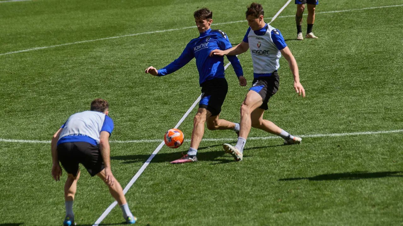 Kike Barja, Ante Budimir y Jorge Herrando durante el entrenamiento de Osasuna en El Sadar ante más de 5.500 niños de toda Navarra como público. IÑIGO ALZUGARAY