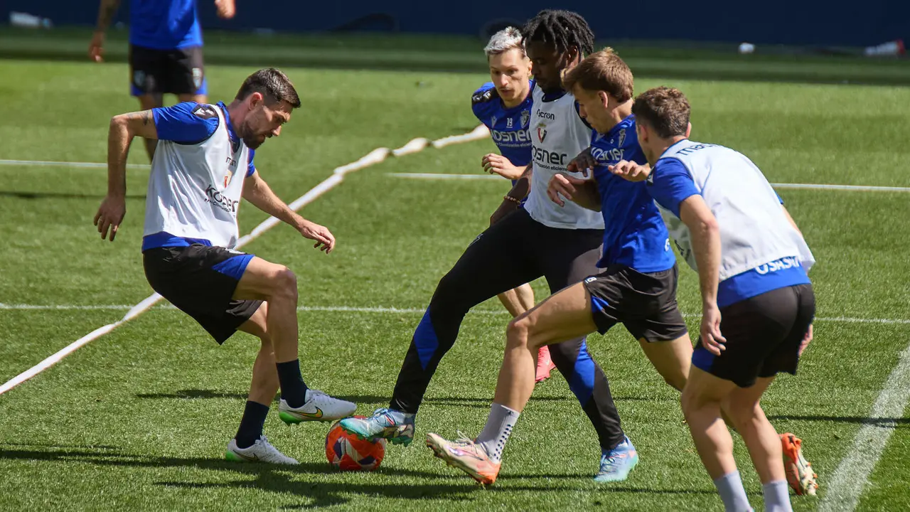 Moi Gómez, Bryan Zaragoza, Enzo Boyomo, Pablo Ibáñez y Kike Barja durante el entrenamiento de Osasuna en El Sadar ante más de 5.500 niños de toda Navarra como público. IÑIGO ALZUGARAY